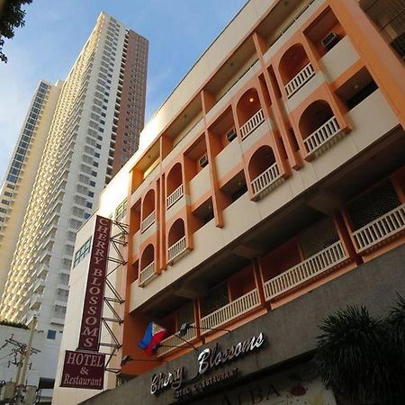 Cherry Blossoms Hotel Manila Exteriör bild