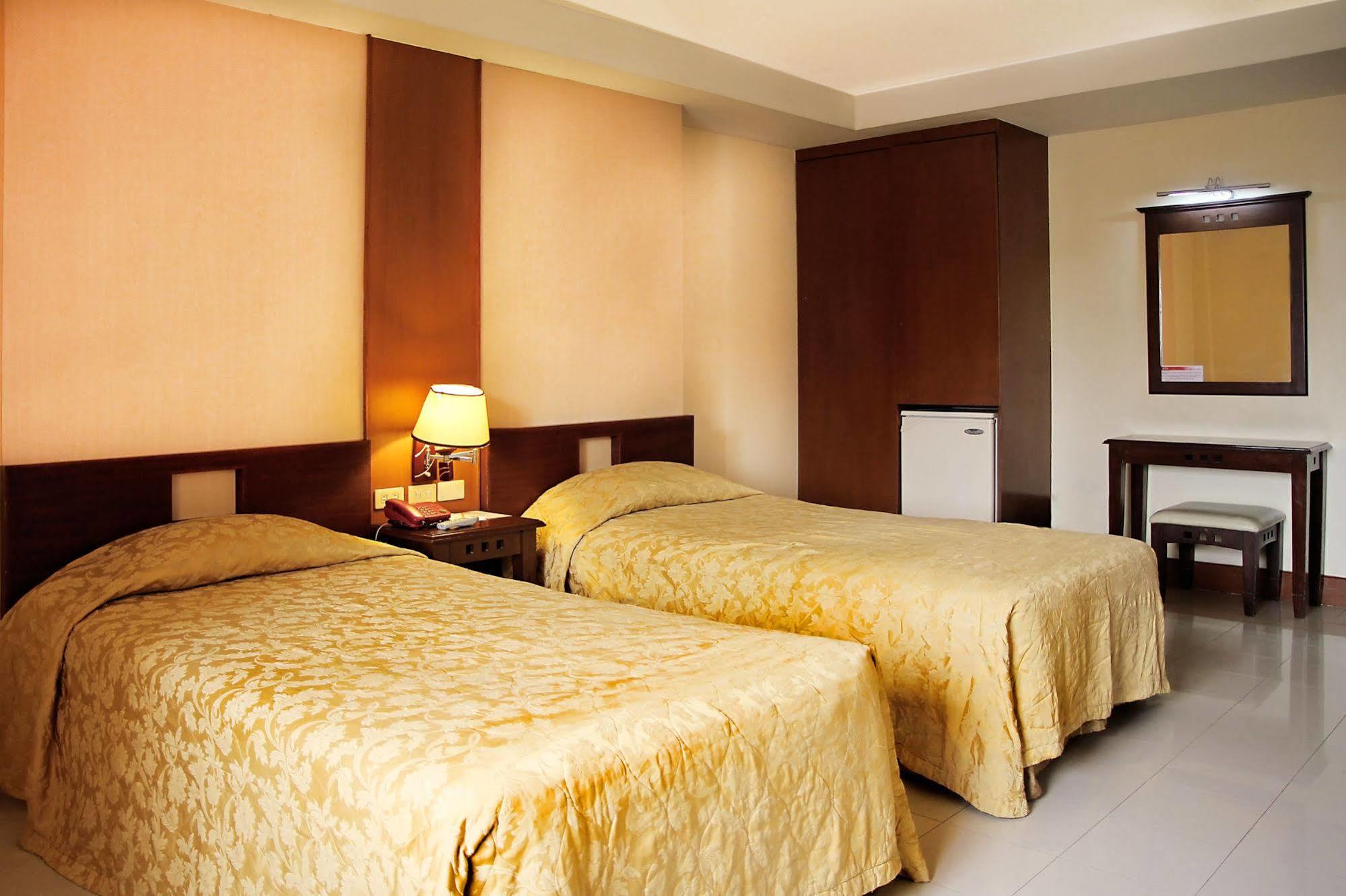 Cherry Blossoms Hotel Manila Exteriör bild