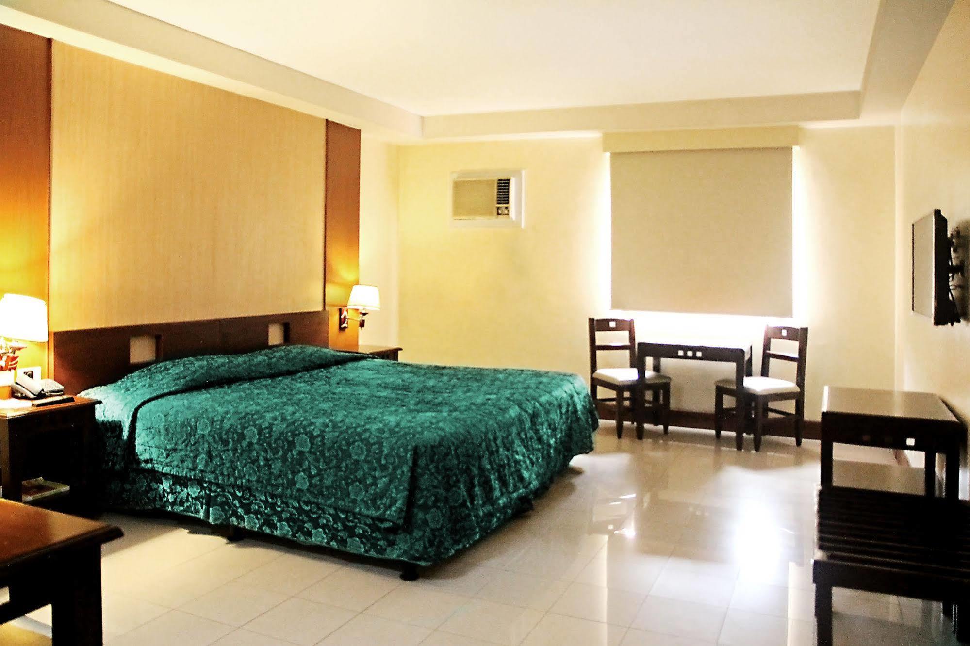 Cherry Blossoms Hotel Manila Exteriör bild