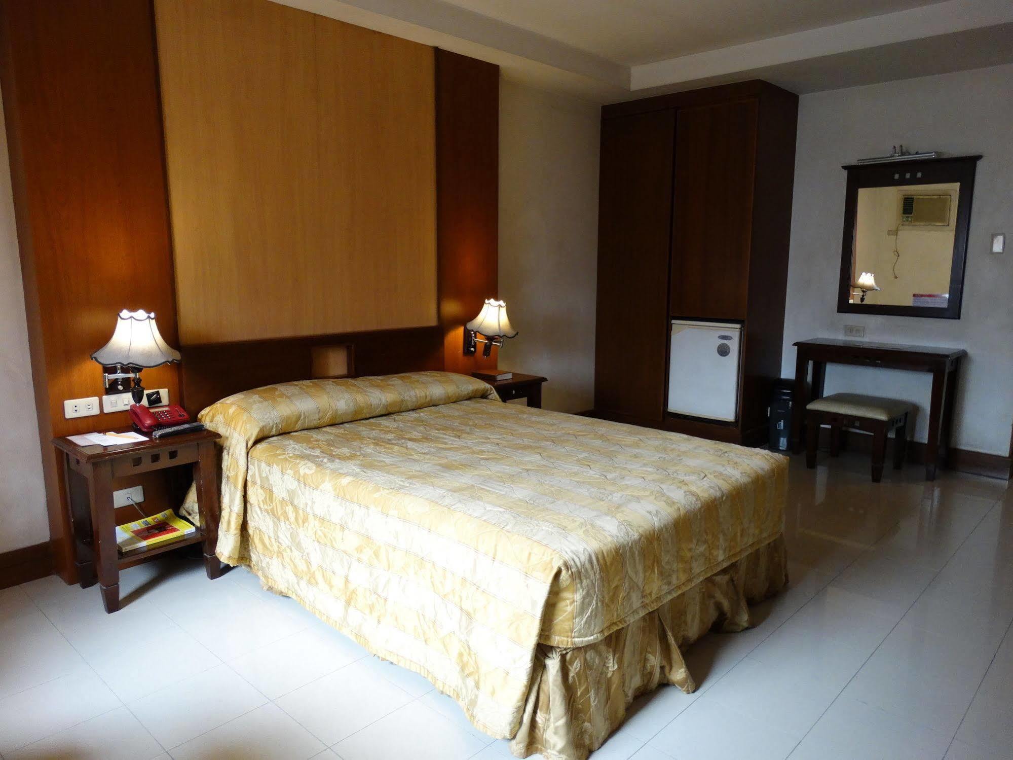 Cherry Blossoms Hotel Manila Exteriör bild