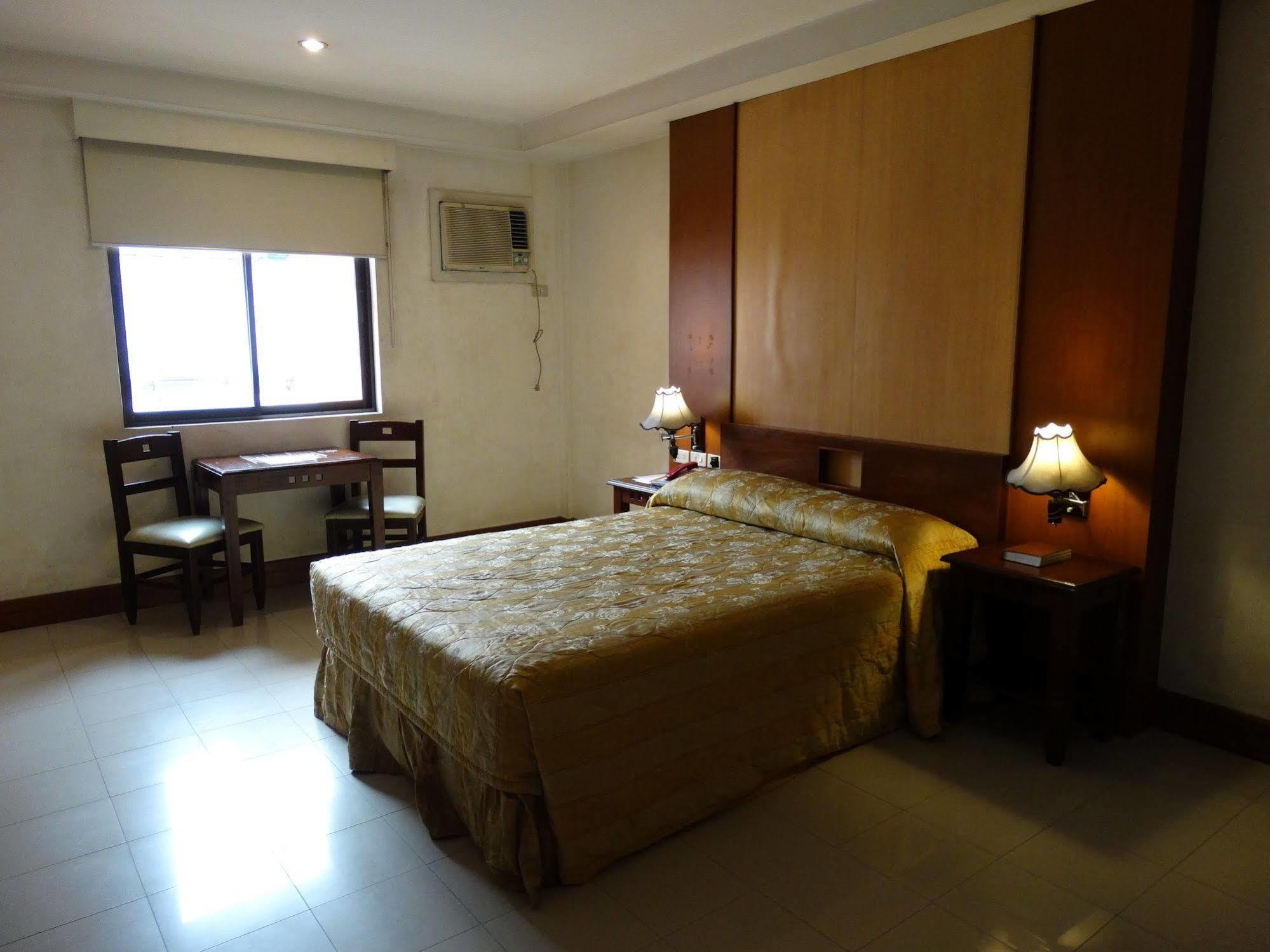 Cherry Blossoms Hotel Manila Exteriör bild