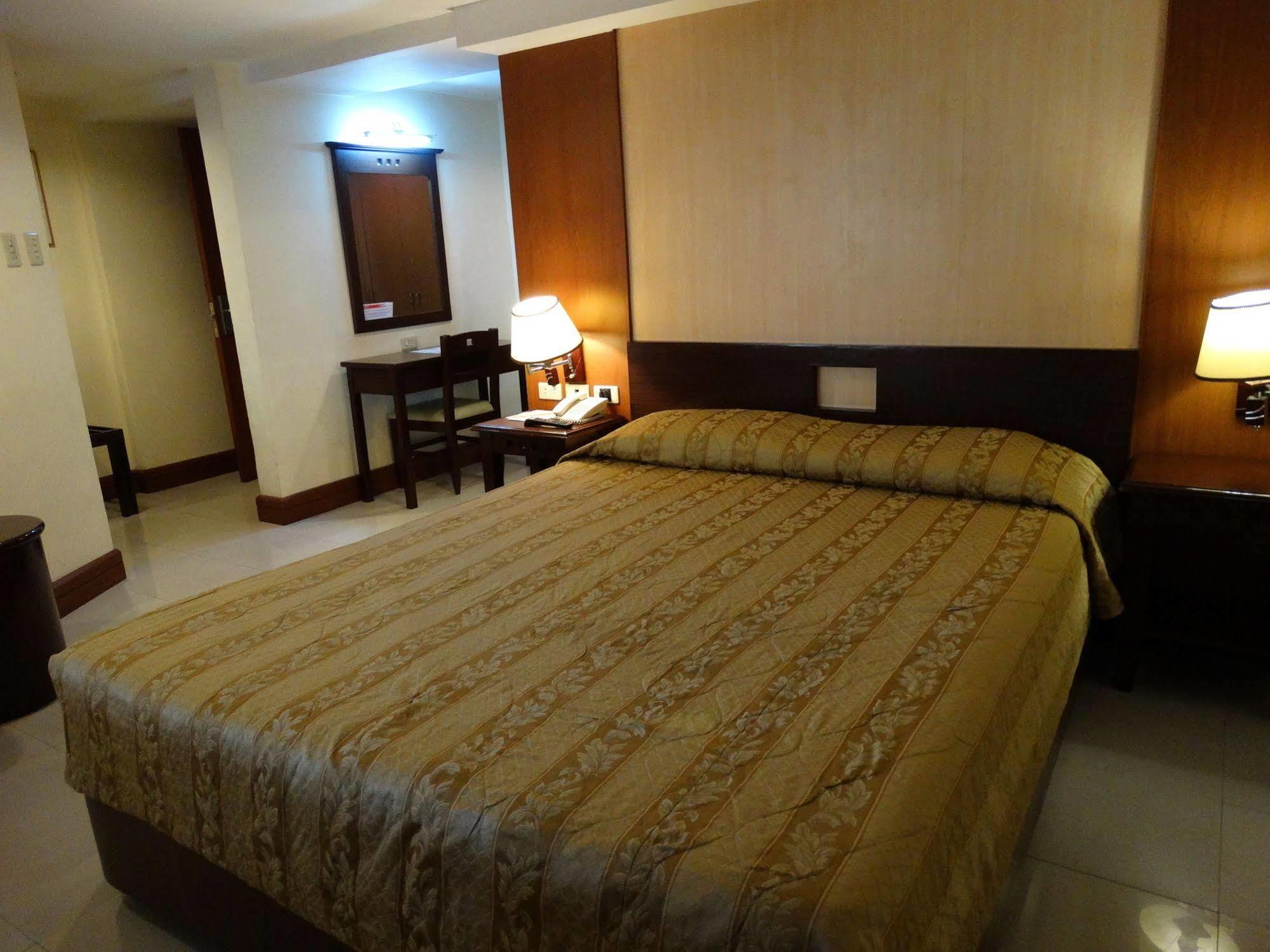 Cherry Blossoms Hotel Manila Exteriör bild