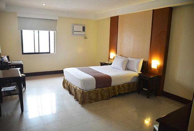 Cherry Blossoms Hotel Manila Exteriör bild