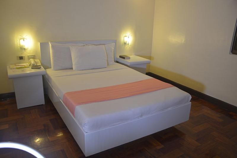 Cherry Blossoms Hotel Manila Exteriör bild