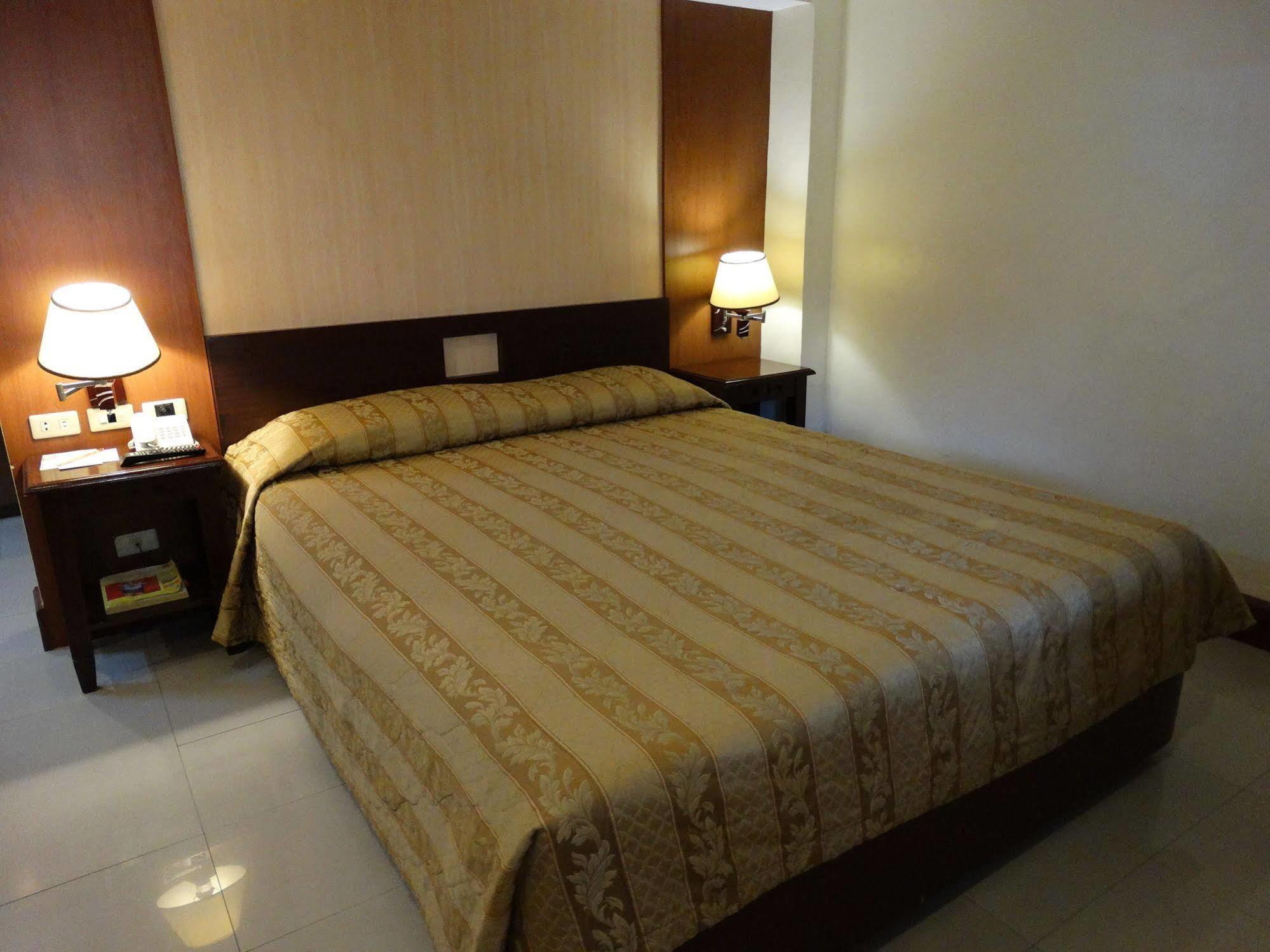 Cherry Blossoms Hotel Manila Exteriör bild