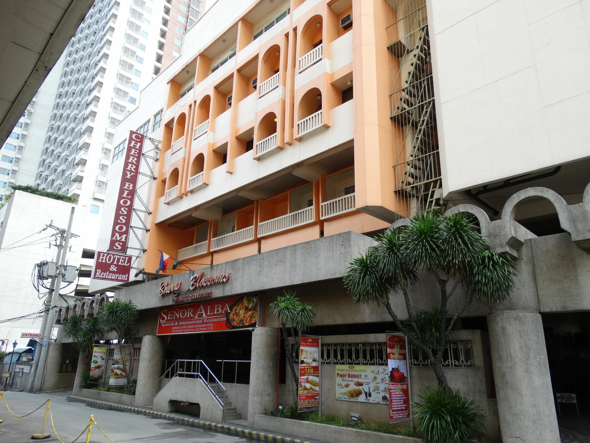 Cherry Blossoms Hotel Manila Exteriör bild
